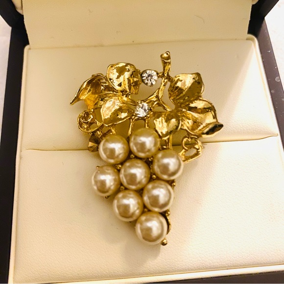 Vintage gold pearl and rhinestones grape cluster brooch - Picture 4 of 5